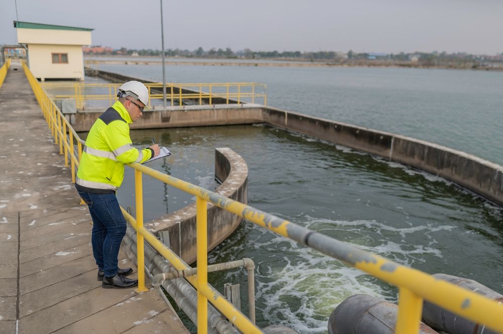 วิศวกรกำลังดูแลระบบบำบัดน้ำเสียโรงงานอุตสาหกรรม