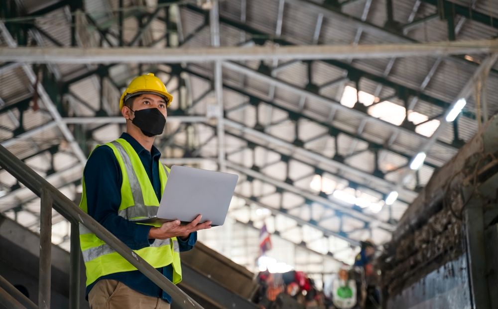 วิศวกรกำลังดูแลเรื่องการจัดการสิ่งแวดล้อมในโรงงานอุตสาหกรรม